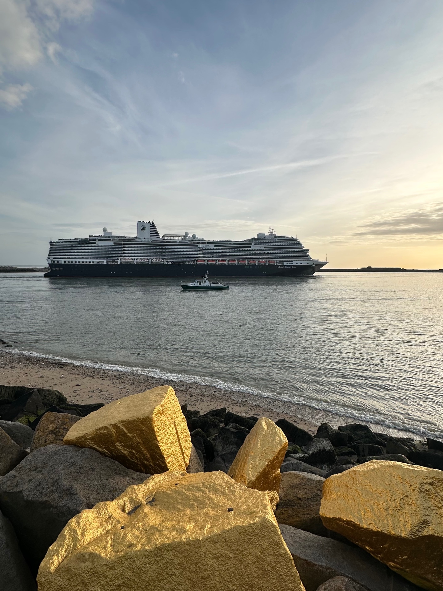 Paquebot entrant dans le port du Havre au coucher du soleil